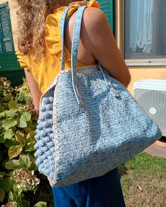Borsa capiente con bordi all'uncinetto