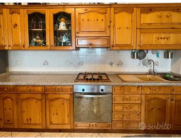 Cucina lineare in legno