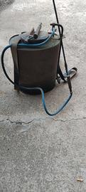 pompa irrigatore a spalla vintage