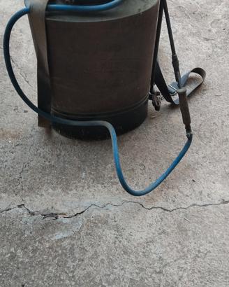pompa irrigatore a spalla vintage