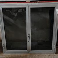 Finestra in alluminio a due ante