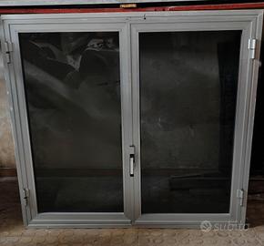 Finestra in alluminio a due ante