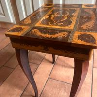 Tavolino in mogano intarsiato con carillon funzion