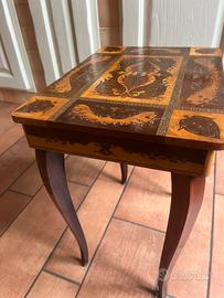 Tavolino in mogano intarsiato con carillon funzion