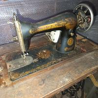 Macchina da cucire SINGER d'epoca