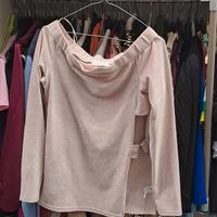 maglia in velluto con scollo a barca 