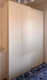 Armadio bianco con porte scorrevoli