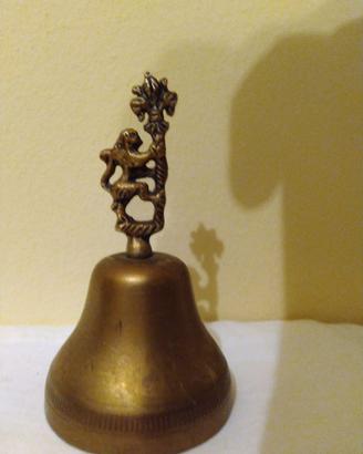 Campanello con manico a forma di leone