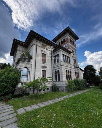 Villa di 650 m² con più di 5 locali e box auto dop