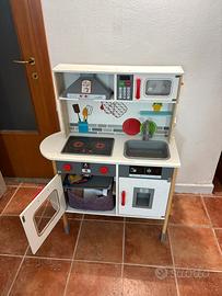 Cucina per bimhi con alcuni accessori
