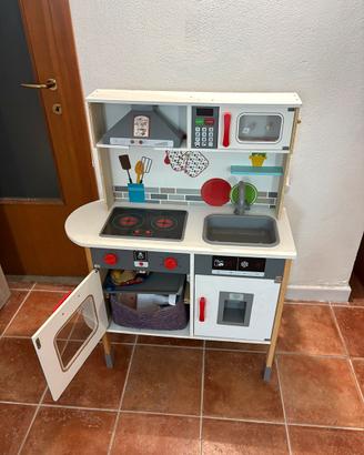 Cucina per bimhi con alcuni accessori