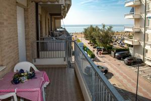 Fronte mare con piscine e parcheggio