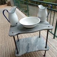 antico lavatoio in marmo grigio 