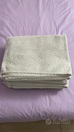 Sei asciugamani bianchi in cotone