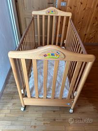 Lettino in legno  per bambini con ruote e  sponde