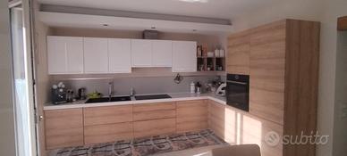 cucina spaziosa e luminosa 