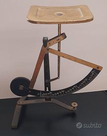 Bilancia antica alta 20 cm larga 17 cm.