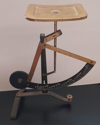 Bilancia antica alta 20 cm larga 17 cm.