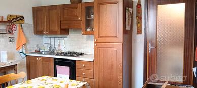 Cucina completa di tavolo in legno più 4 sedie