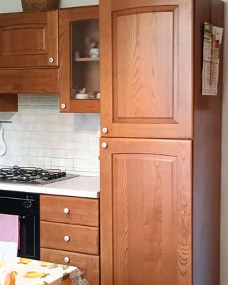 Cucina completa di tavolo in legno più 4 sedie