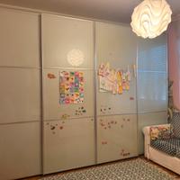 Armadio ante scorrevoli e divano