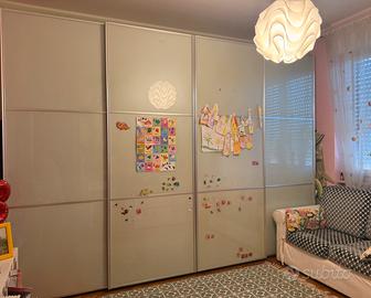 Armadio ante scorrevoli e divano