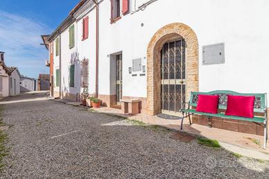 VILLA A SCHIERA CENTRALE A RAVENNA