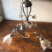 Lampadario a tre luci e una plafoniera rotonda