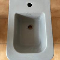 Sanitari sospesi da bagno grigio