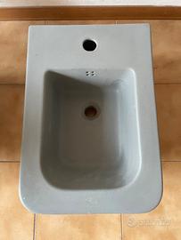 Sanitari sospesi da bagno grigio