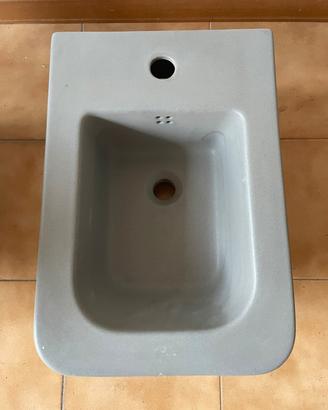 Sanitari sospesi da bagno grigio