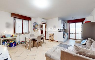 TRILOCALE IN CONTESTO SEMINUOVO ( LIBERO DA AGOSTO