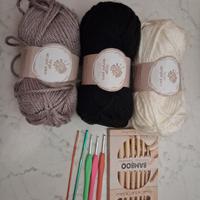 Set 3 gomitoli e 11 uncinetti