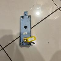 Serratura garage e due chiavi