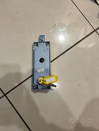 Serratura garage e due chiavi