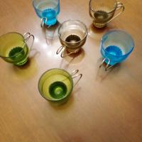 Set di tazzine vintage colorate