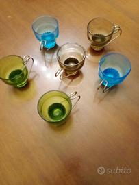 Set di tazzine vintage colorate