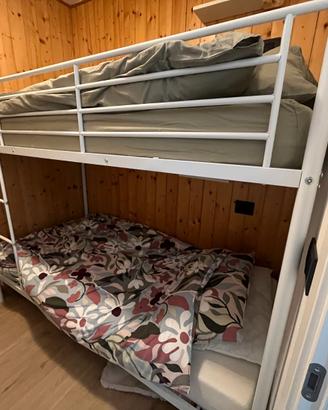 Letto a castello in metallo e materassi