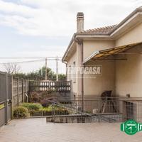 PORZIONE DI BIFAMILIARE CON TAVERNA E GIARDINO