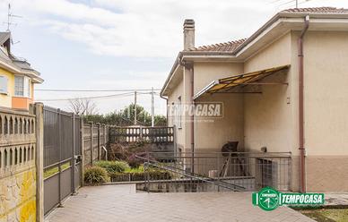 PORZIONE DI BIFAMILIARE CON TAVERNA E GIARDINO