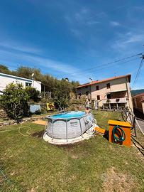 casa indipendente immersa nel verde