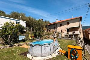 casa indipendente immersa nel verde