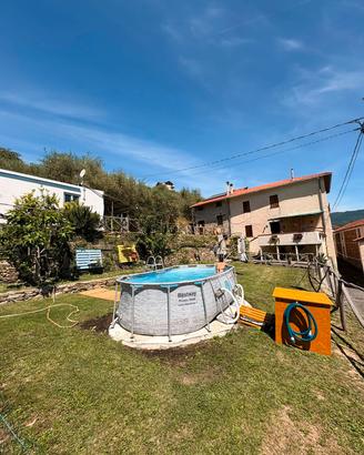 casa indipendente immersa nel verde