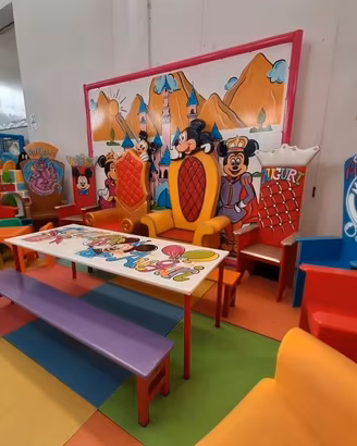 Troni, Tavoli e Panche per Sale Feste e Ludoteche