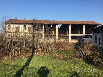 Grande cascinale da ristrutturare