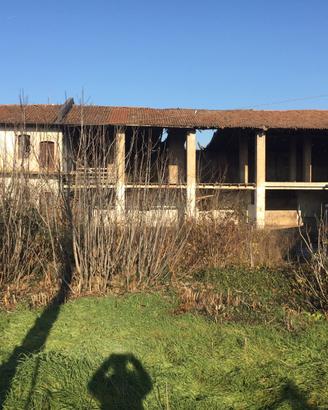 Grande cascinale da ristrutturare