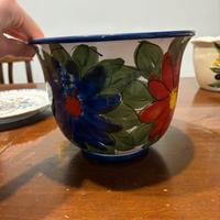 Vaso in terracotta vintage con fiori