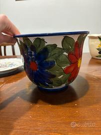 Vaso in terracotta vintage con fiori