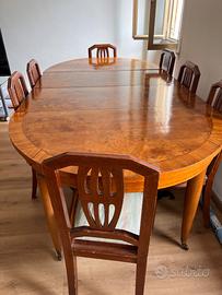 Elegante tavolo da pranzo ovale