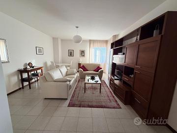 LUMINOSO TRICAMERE ALL'ULTIMO PIANO CON GARAGE:...